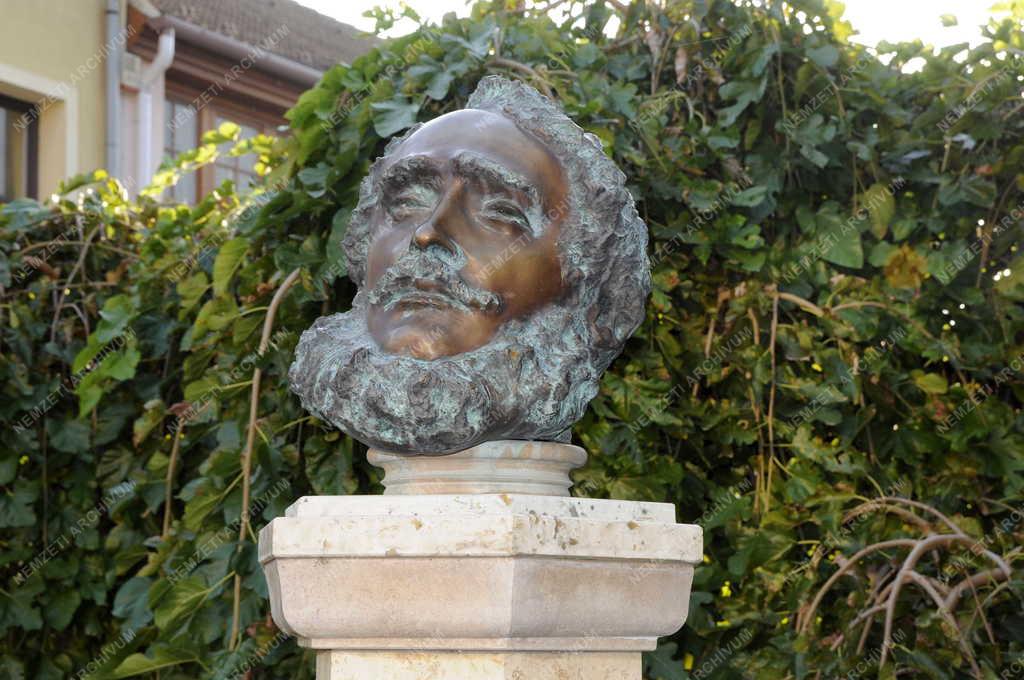 Műalkotás - Pápa - Kossuth Lajos szobra