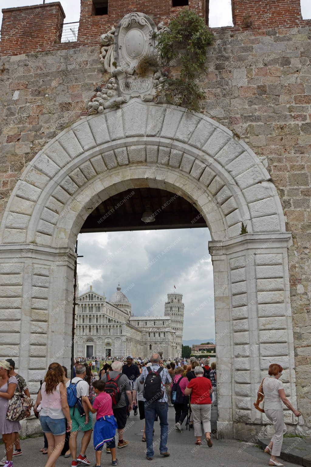 Idegenforgalom - Piazza - Turisták a középkori városfalnál