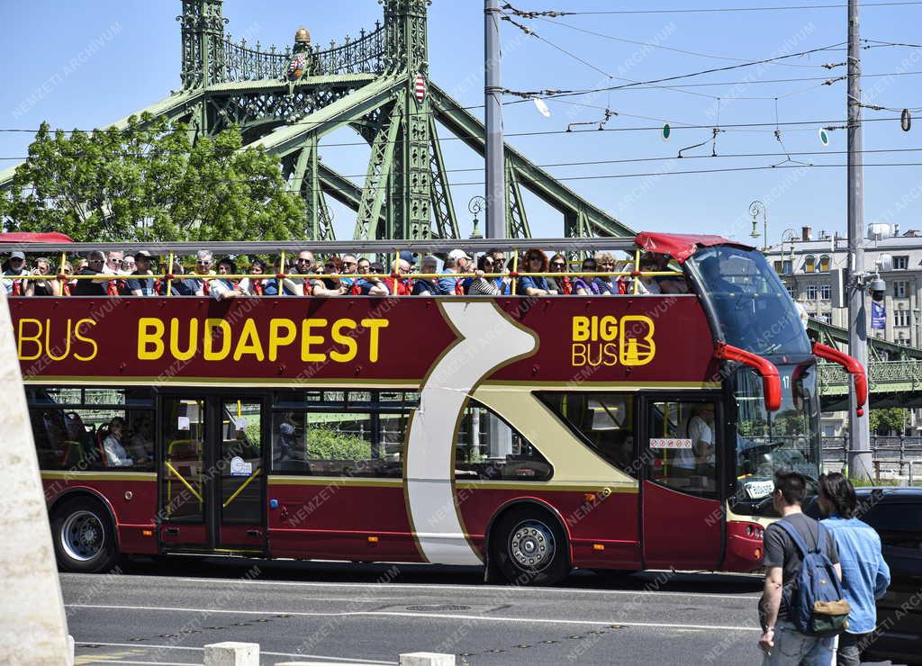 Idegenforgalom - Közlekedés - Hop on Hop off városnéző busz Budapesten