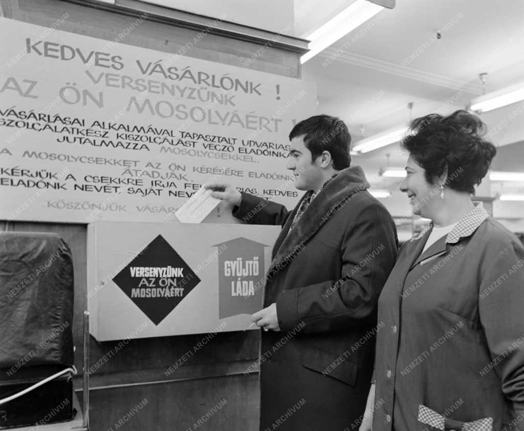 Kereskedelem - Mosolyakció a Centrum Áruházakban