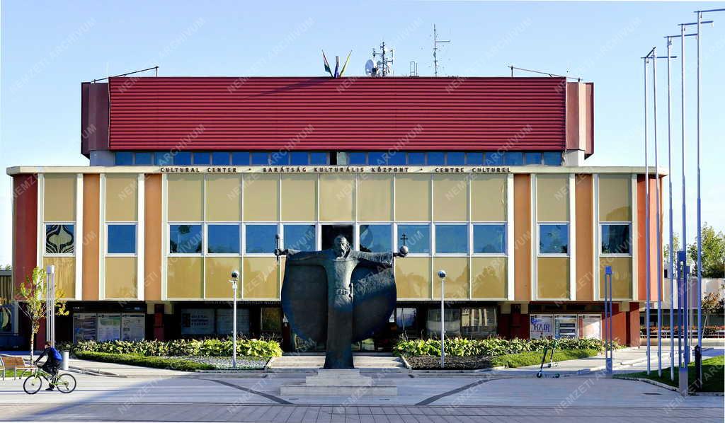 Városkép - Százhalombatta - Barátság Művelődési Központ