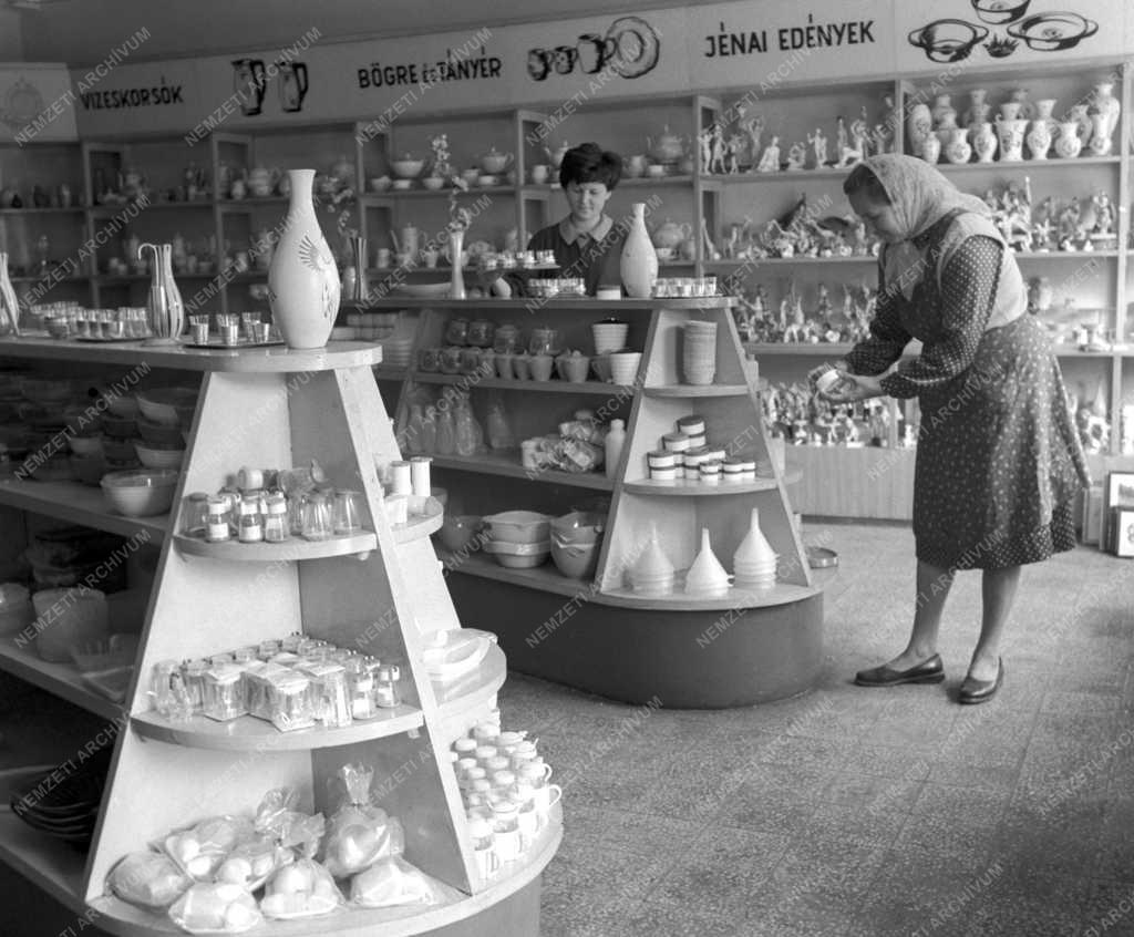 Kiskereskedelem - Sárbogárdi porcelánüzlet
