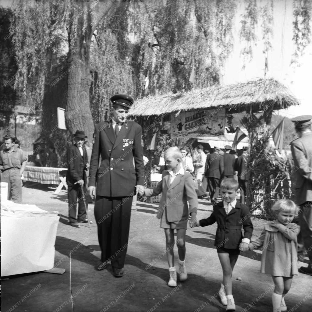 Szabadidő - VI. Országos Bányásznap - Nagypapa és unokái