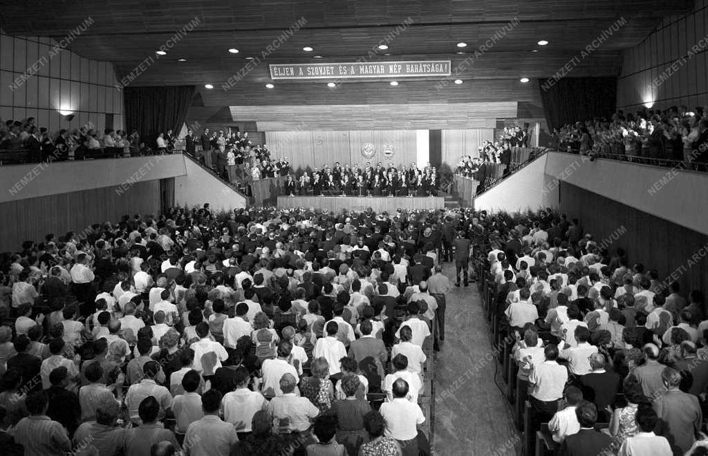 Politika – Magyar-szovjet barátsági nagygyűlés
