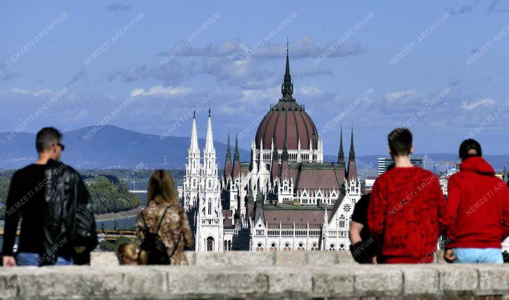 Turizmus - Budapest - Turisták a budai Várban