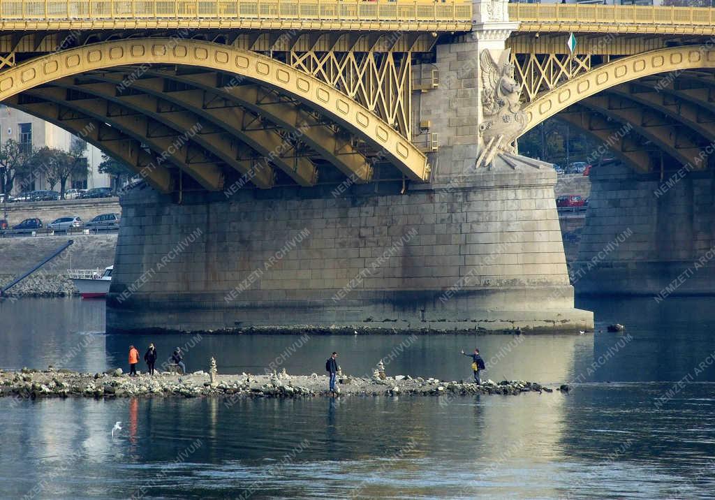 Városkép - Budapest - Alacsony a Duna vízszintje