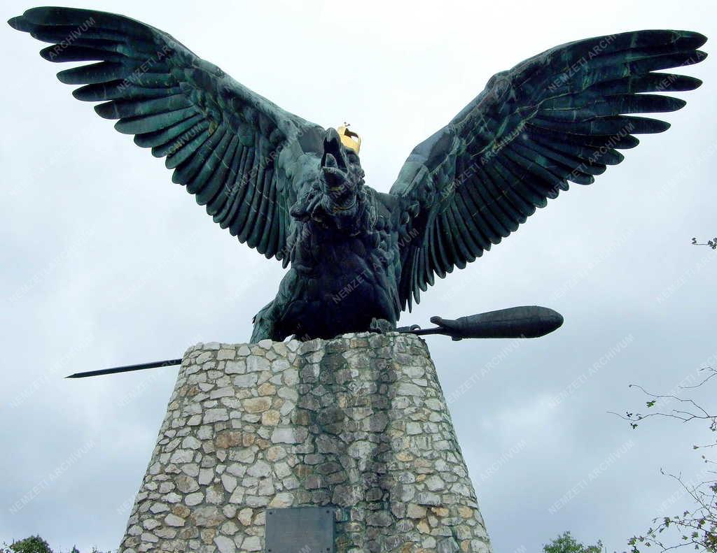 Köztéri szobor - Tatabánya -  A Kő-hegy Turul-emlékműve