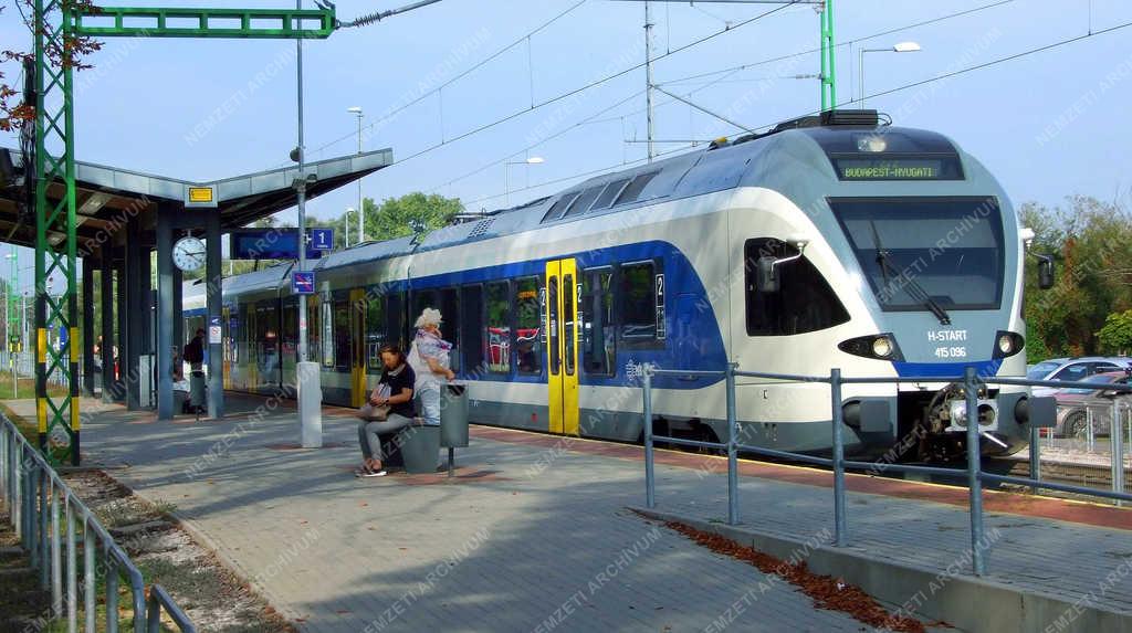 Közlekedés - Solymár - Modern vonat állomása