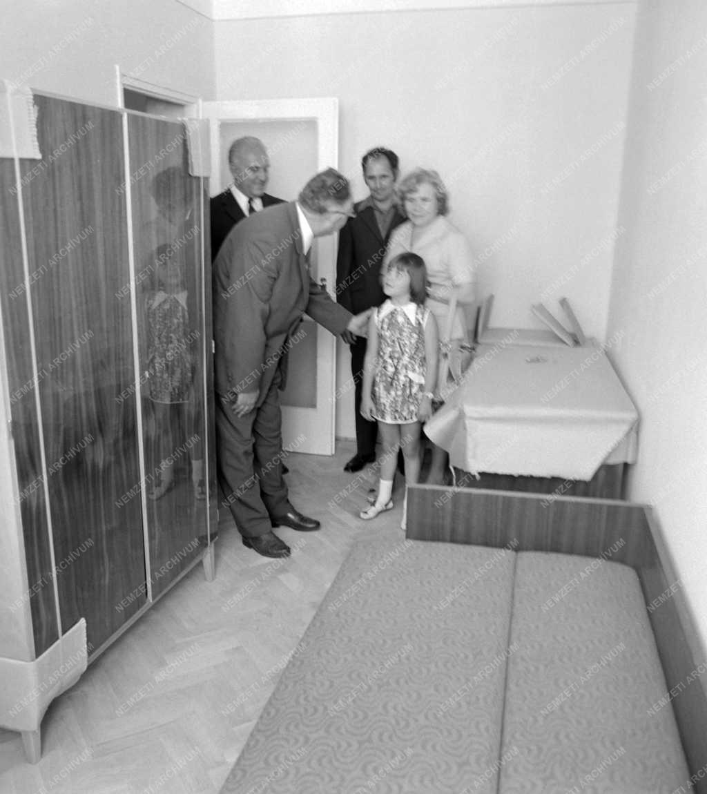 Belpolitika - Az ötezredik OTP-munkáslakás átadása