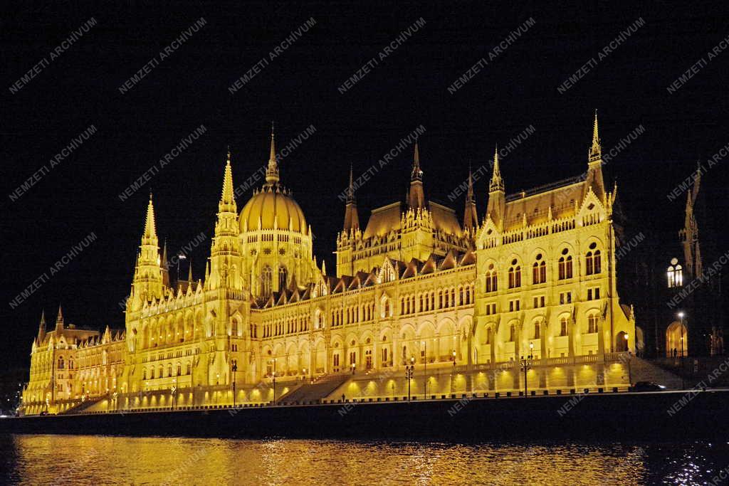 Épület - Budapest - A Parlament esti kivilágításban