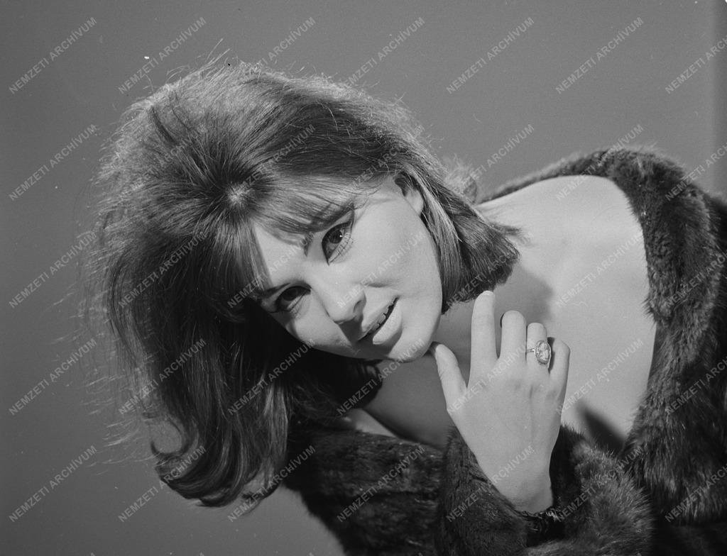 Személy - Pécsi Ildikó