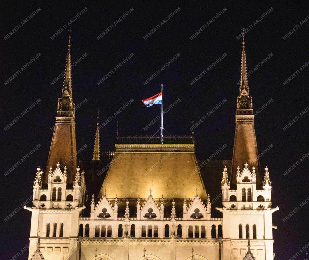 Városkép - Budapest - Országház esti kivilágításban