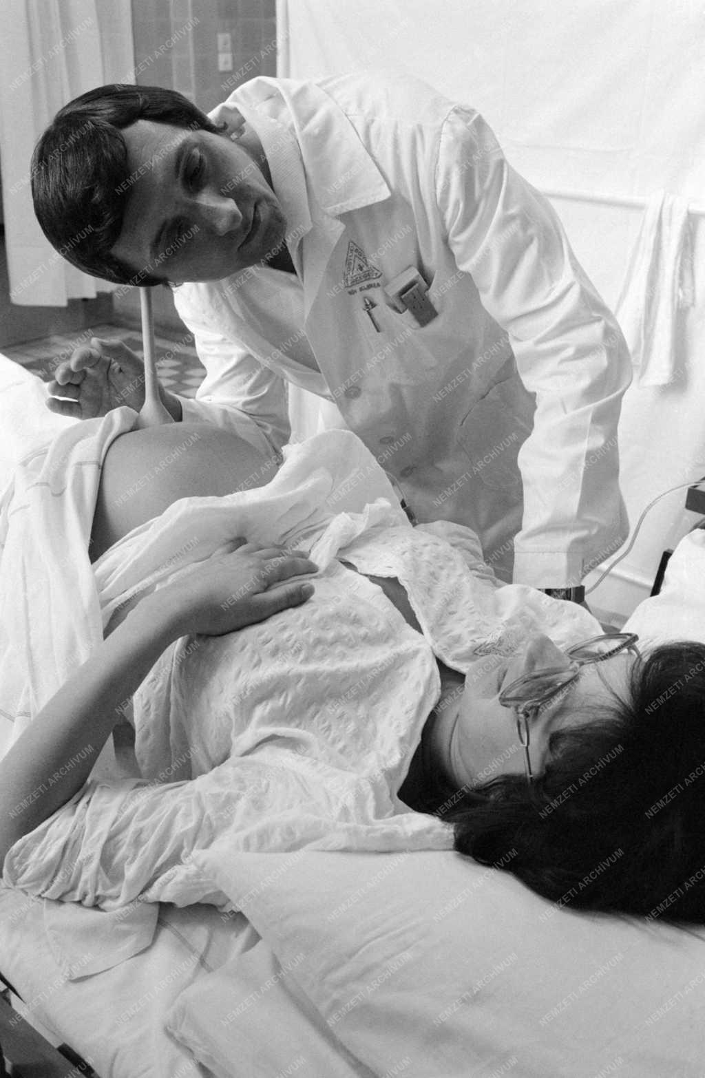 Egészségügy - Kórházi ellátás - Szülő nő orvosával