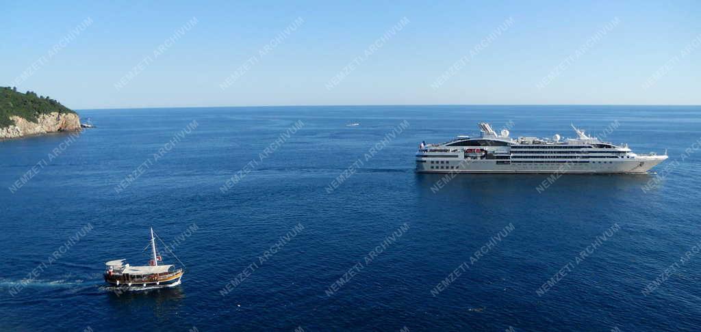 Vízi közlekedés - Dubrovnik - Hajók az Adriai-tengeren