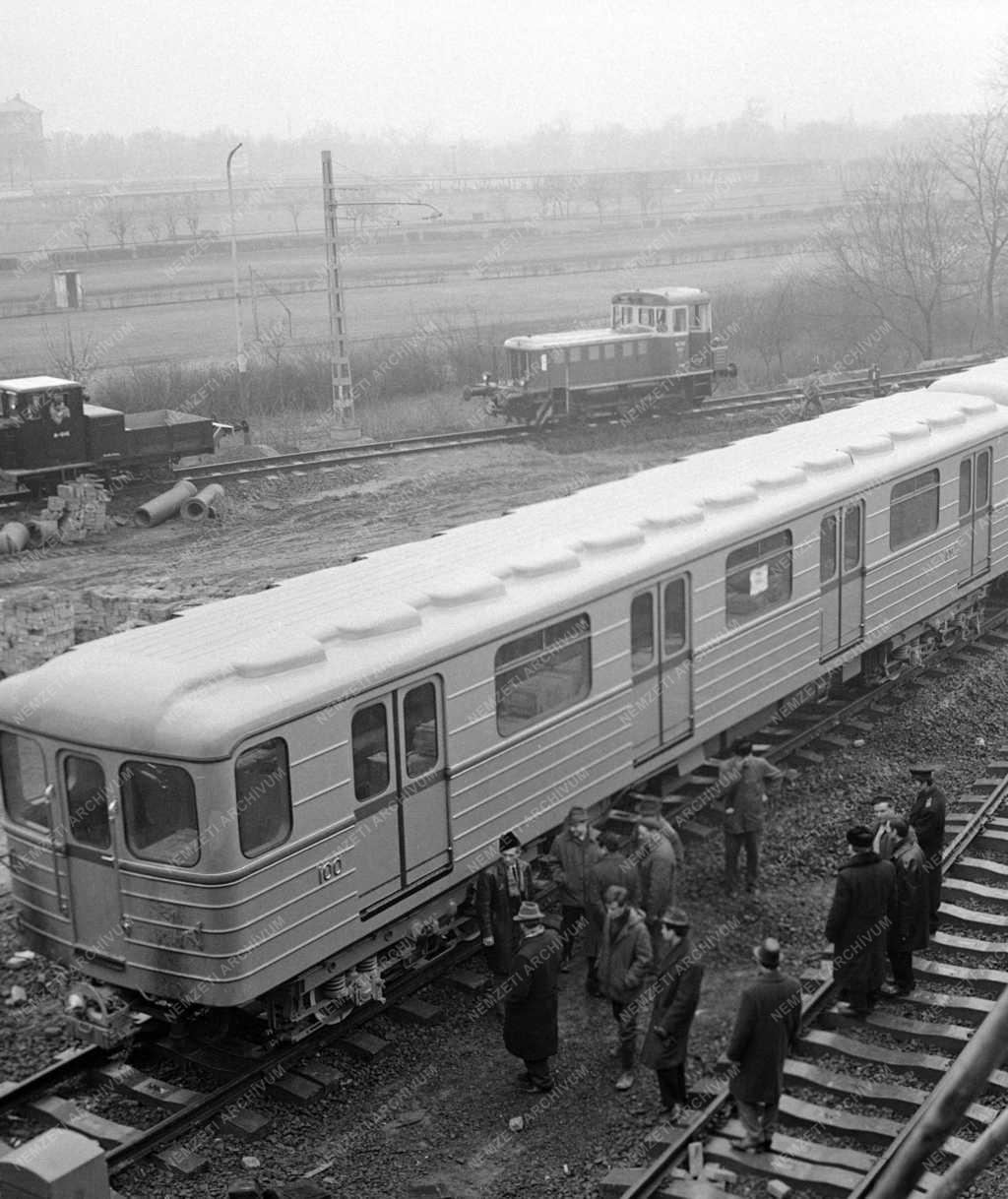 Közlekedés - Az első metrószerelvény érkezése