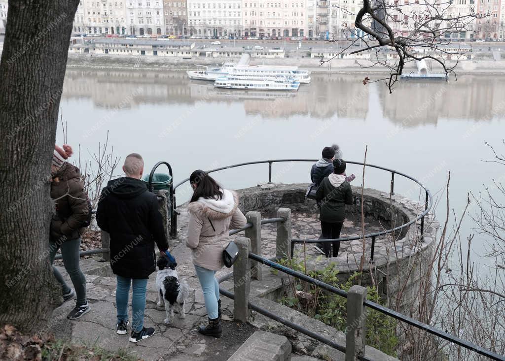 Turizmus - Budapest - Turisták a Gellért-hegyen