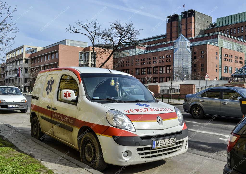 Egészségügy - Budapest - Sürgősségi vérszállító autó