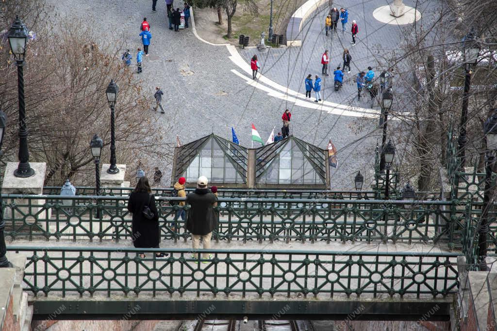 Idegenforgalom - Budapest - Turisták a Budai Várban