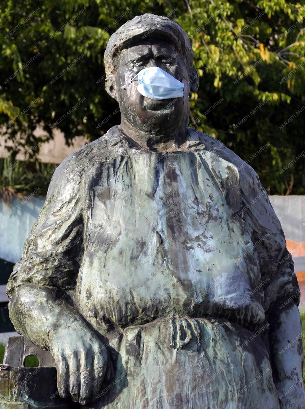 Világjárvány - Budapest - Védőmaszk a szobron