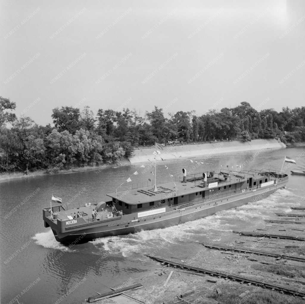 Hajógyártás - Kétezer lóerős folyami tolóhajó vízrebocsájtása