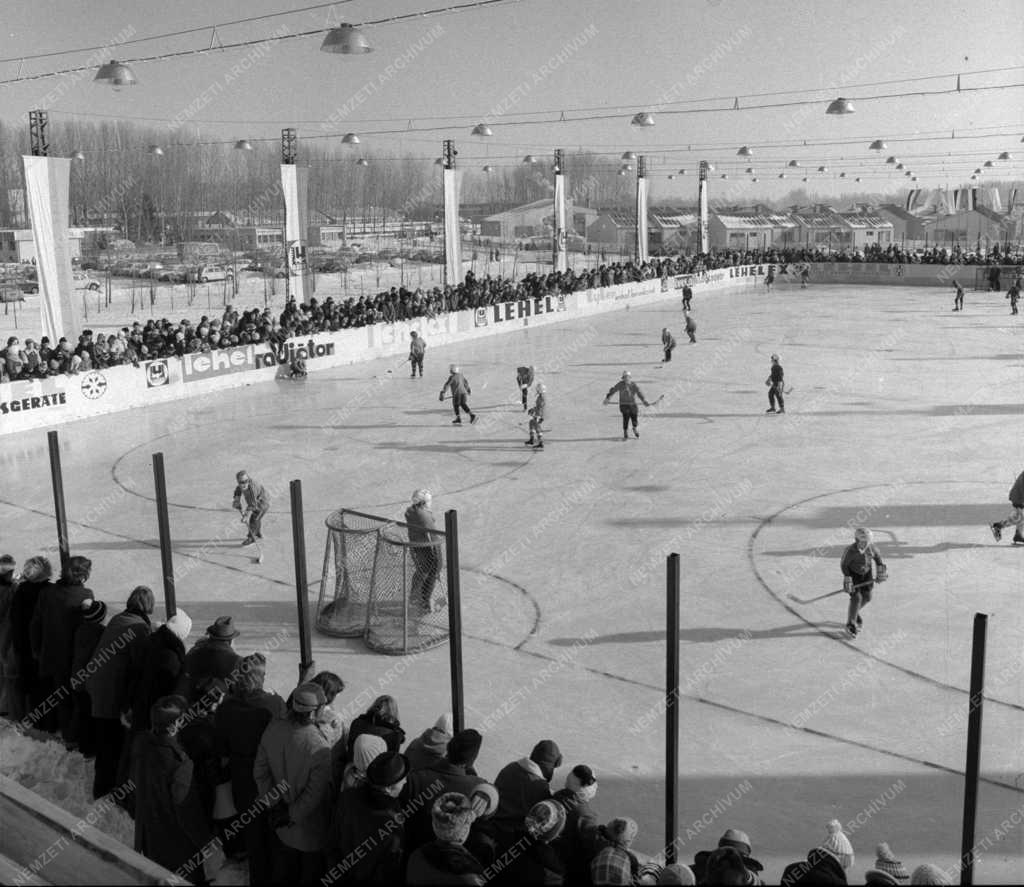 Sport - Műjégpálya-avatás - Jégkorong