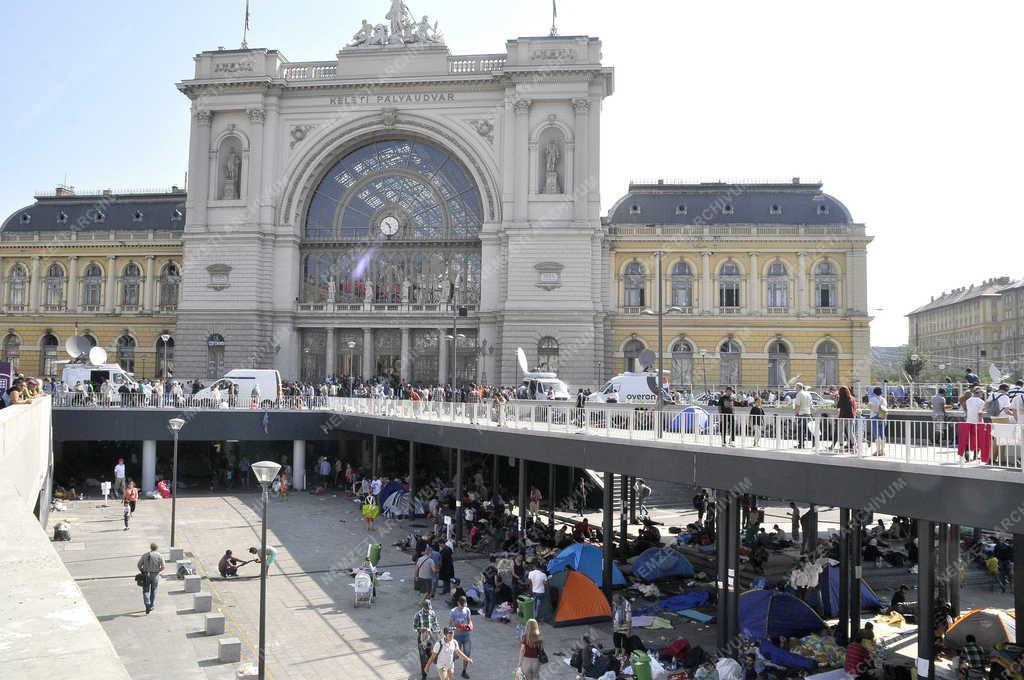 Illegális bevándorlás - Budapest - Migránsok a Baross téren