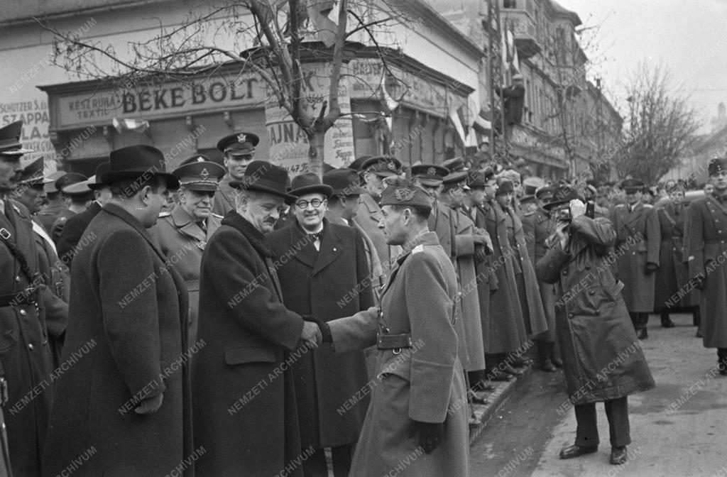 A VI. honvéd gyaloghadosztály eskütétele Pécsett