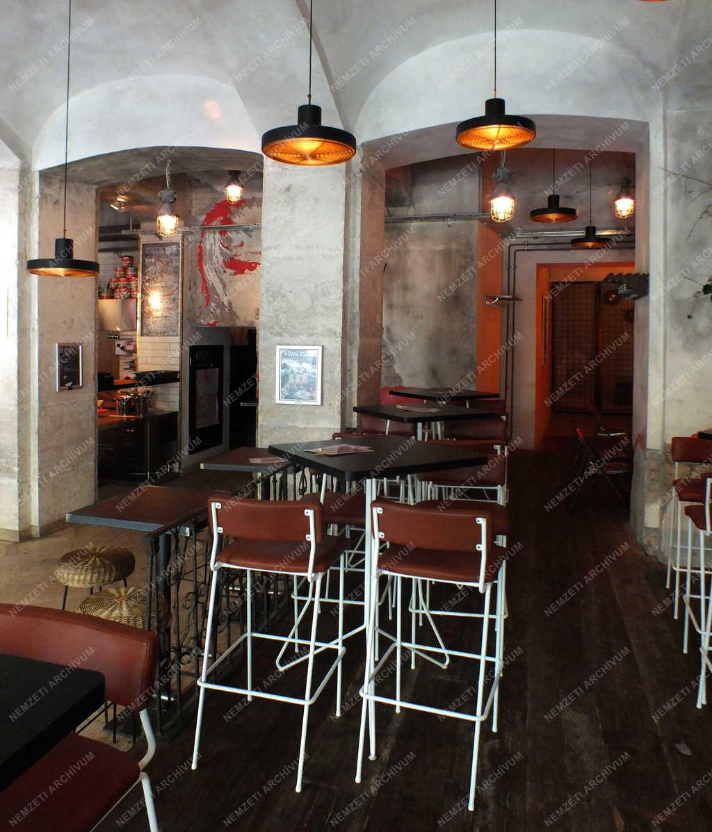 Vendéglátás - Budapest - Romkocsma a Kecskeméti utcában