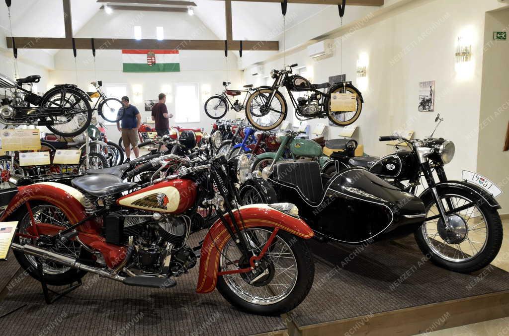 Kultúra - Közlekedés - Kaáli Autó-Motor Múzeum Dörgicsén