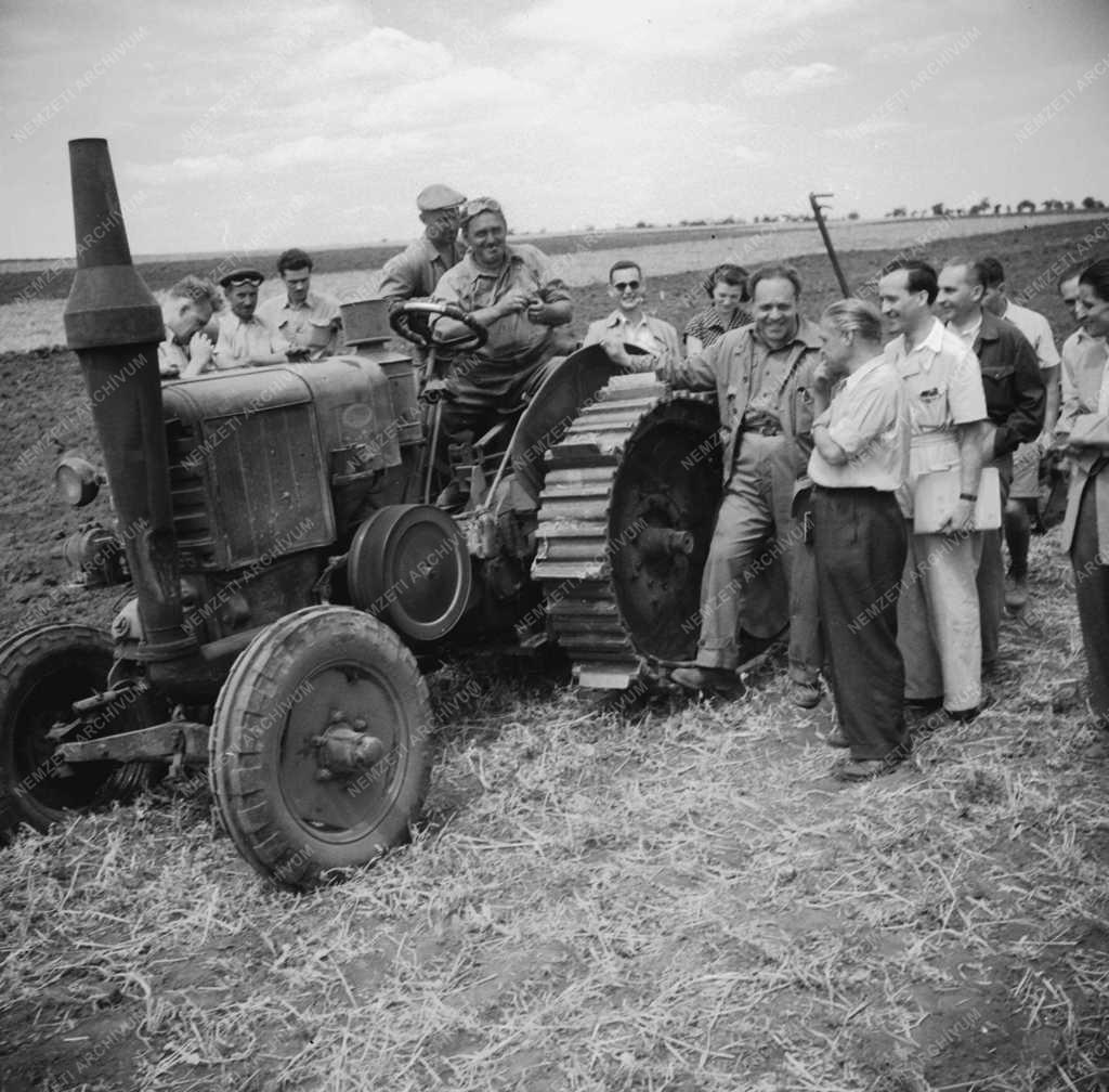 Mezőgazdaság - Féllánctalpas traktor kipróbálása