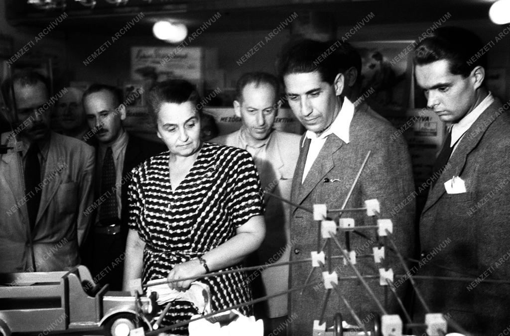 Tildyné a Joint kiállításon