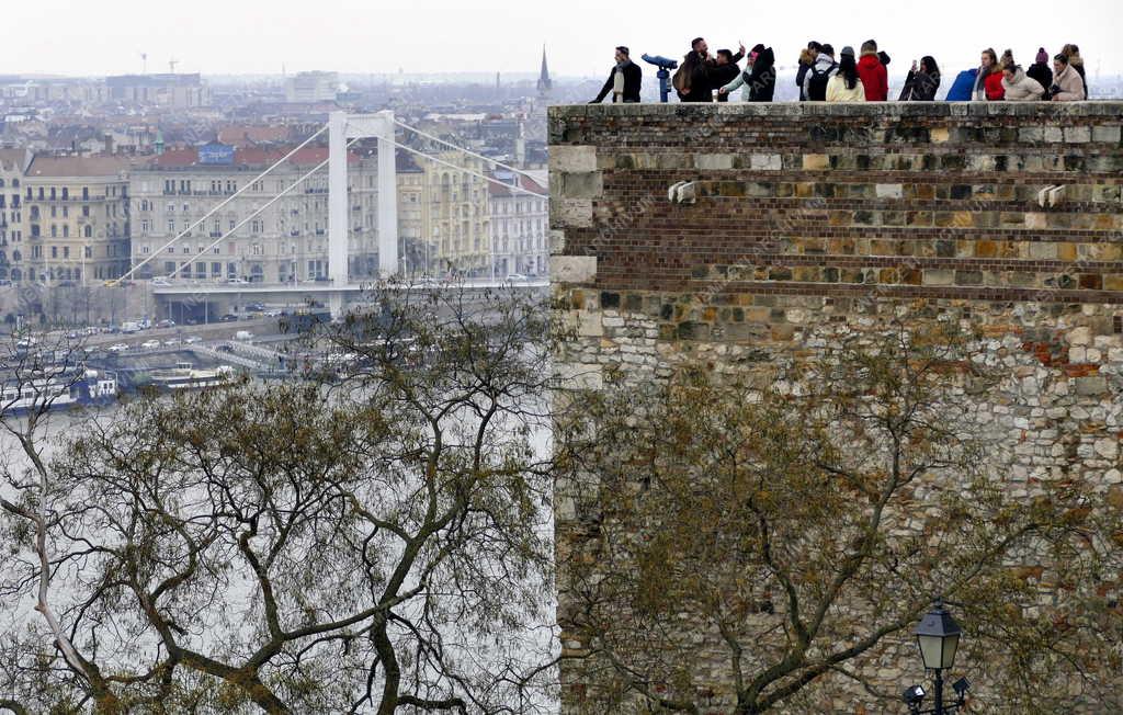 Idegenforgalom - Budapest – Turisták a Budai Várban