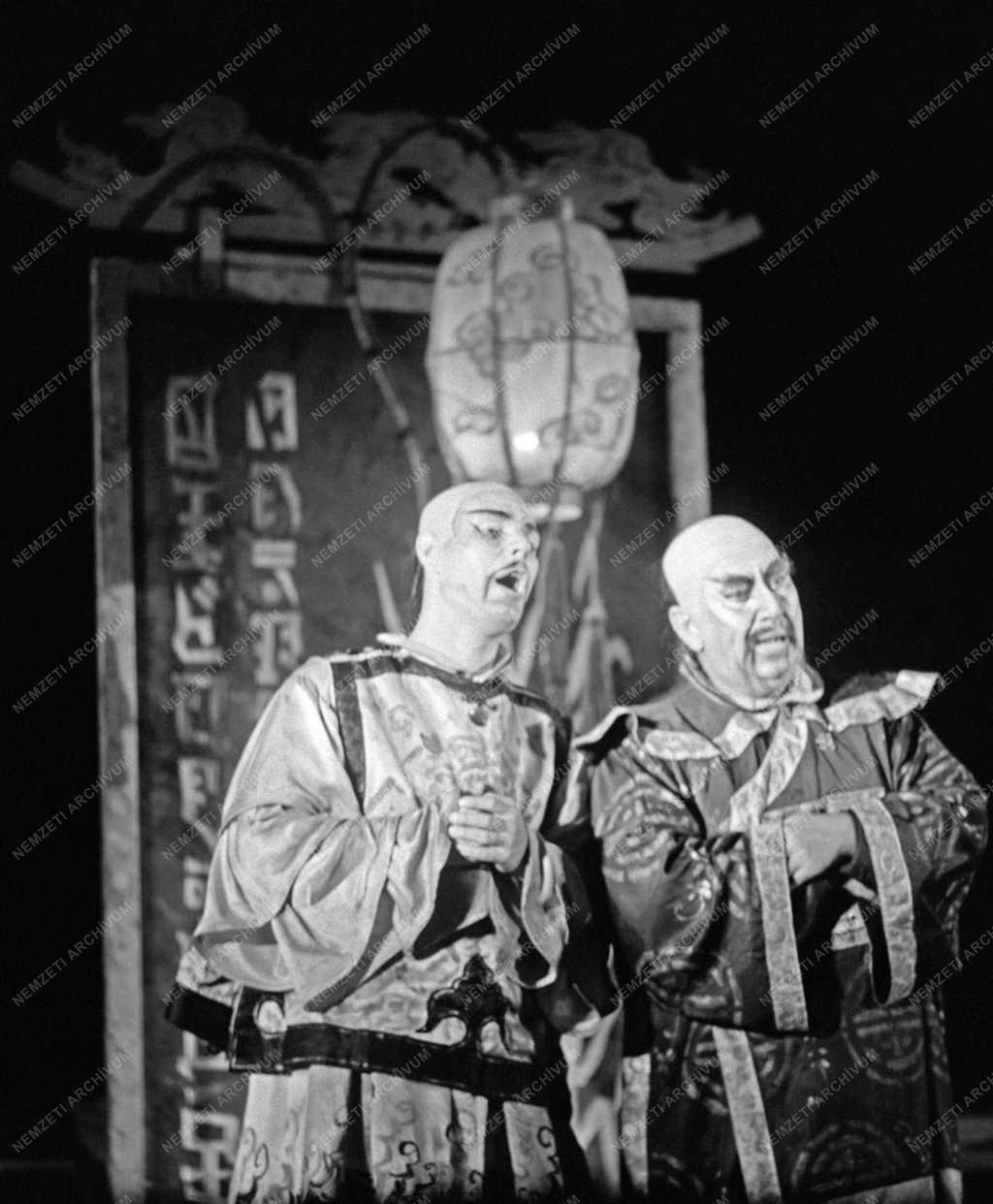 Szegedi Szabadtéri Játékok második bemutatója Puccini „Turandot” című operája. Rendező: Szinetár Miklós. Az előadás külföldi főszereplői Amy Shuard a New York-i Metropolitan tagja, Jeanette Pilou neves görög énekesnő és Nikola Nikolov világhírű bolgár tenorista
