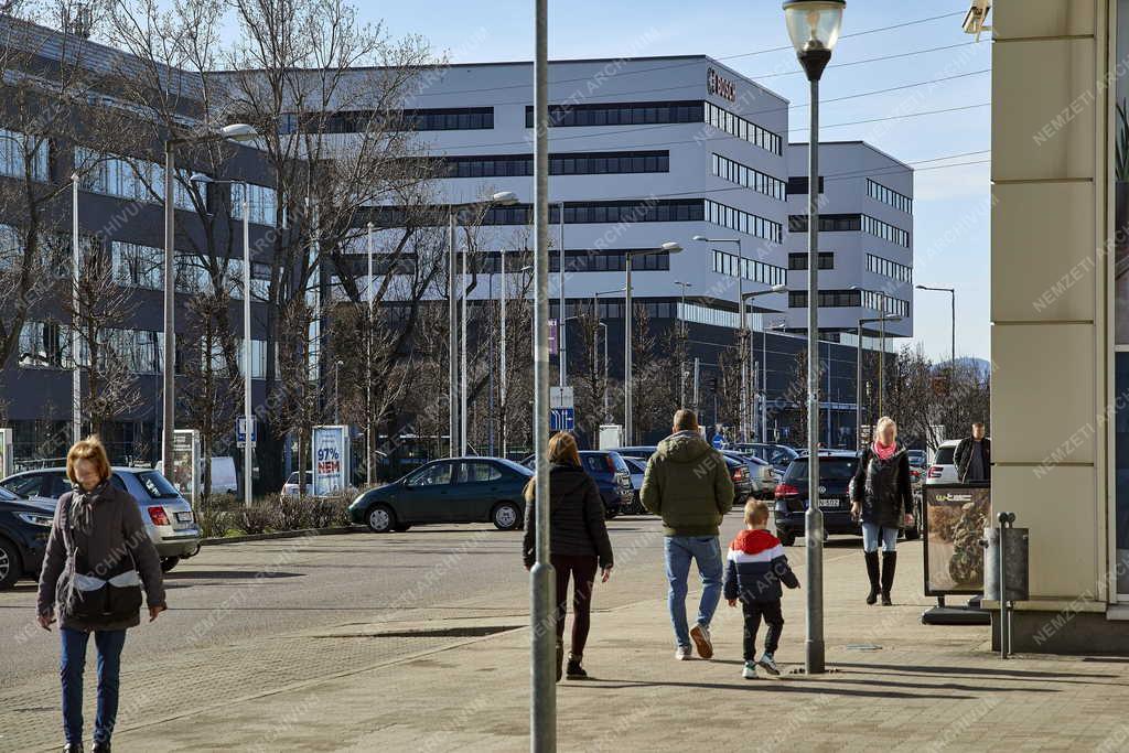Kereskedelem- Budapest - Újhegy Bevásárlóudvar