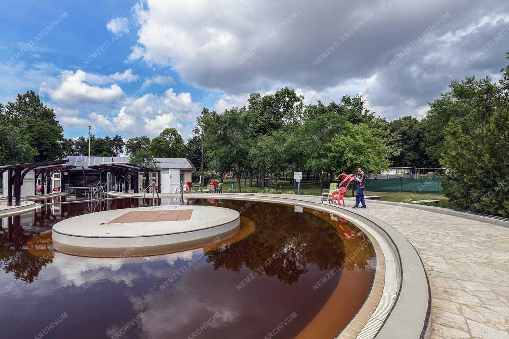 Szabadidő - Debrecen - Strand nyitás előtt
