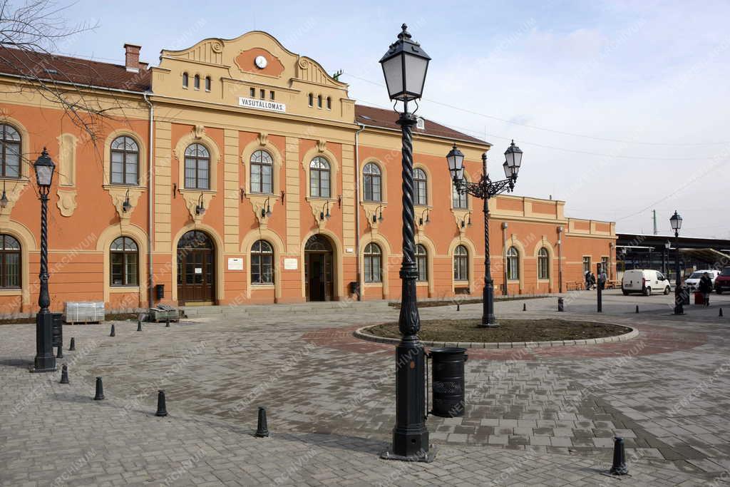 Felújítás - Vác - Megújul a váci vasútállomás