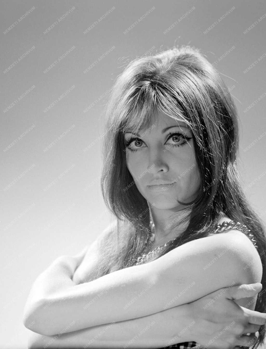 Dőry Virág, a József Attila Színház új tagja május 18-án a „Mona Marie mosolya” című új musical női főszerepében mutatkozik be a közönségnek.