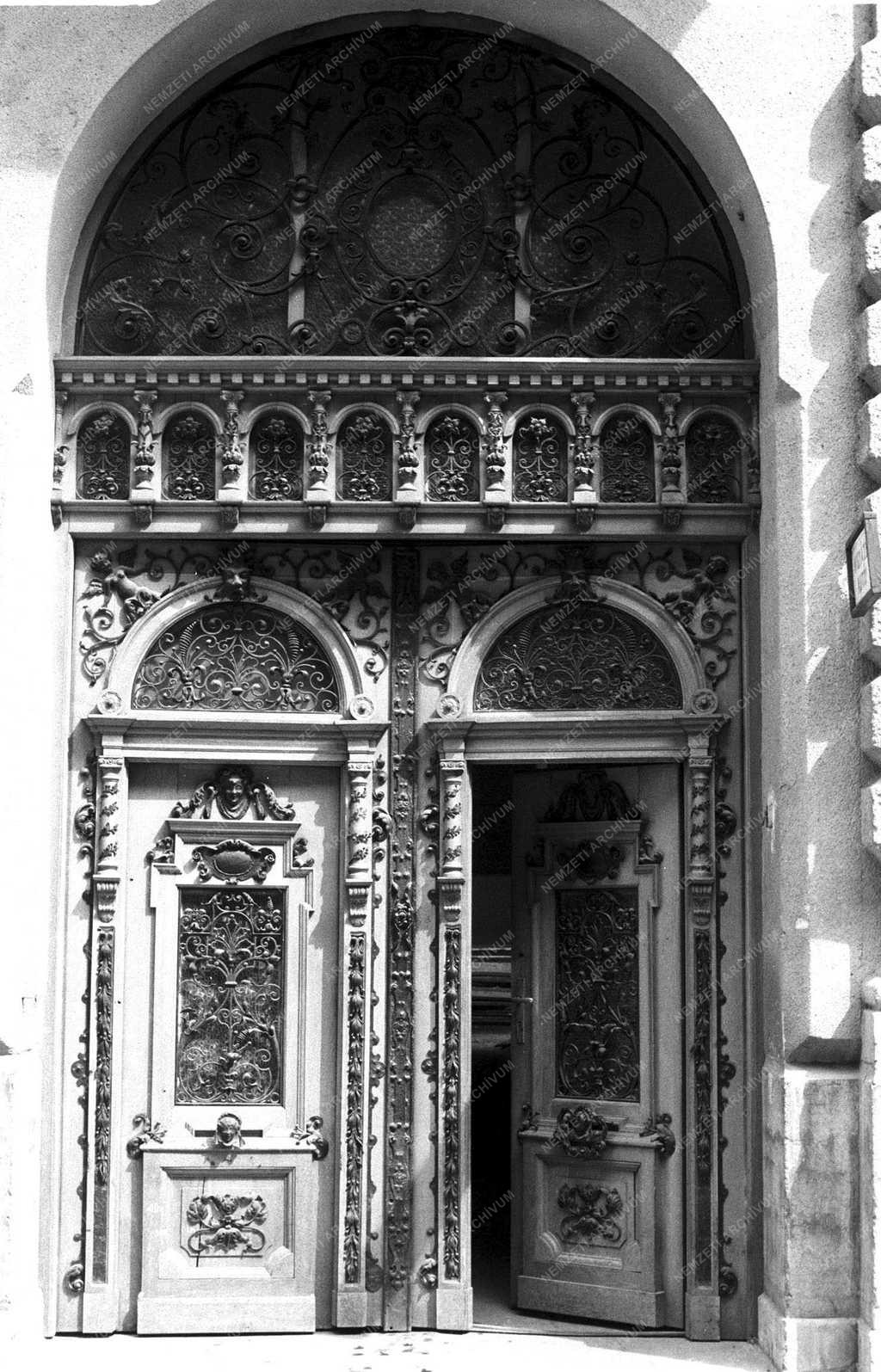 Műemlék – Belváros – Ódon kapuk