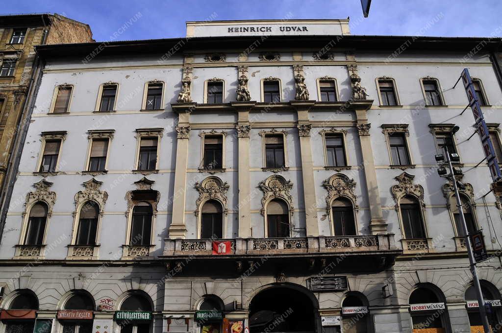Müemlékvédelem - Budapest - Felújításra vár a Heinrich-udvar