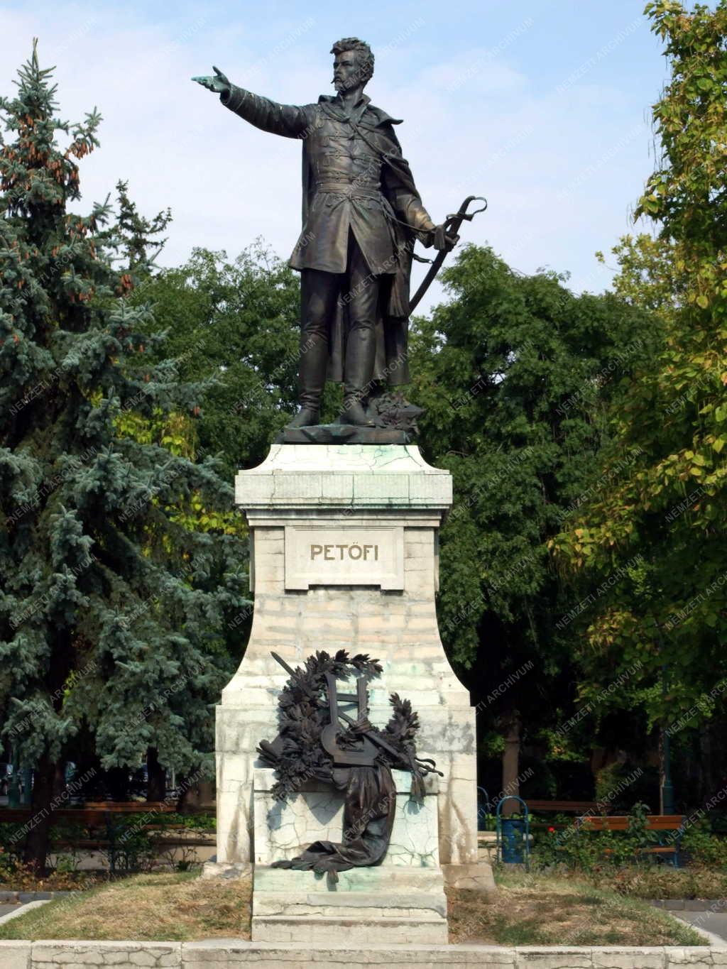 Műalkotás - Petőfi köztéri szobra Kiskunfélegyházán