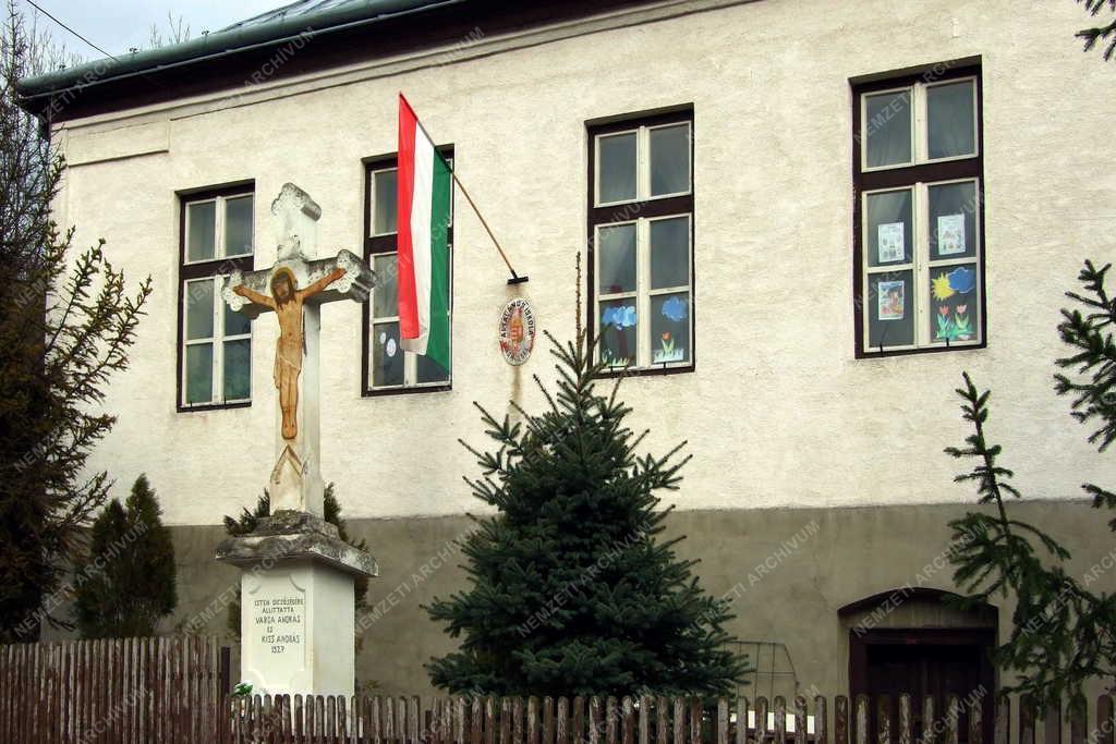 Oktatási létesítmény - Komlóska - A komlóskai iskola épülete