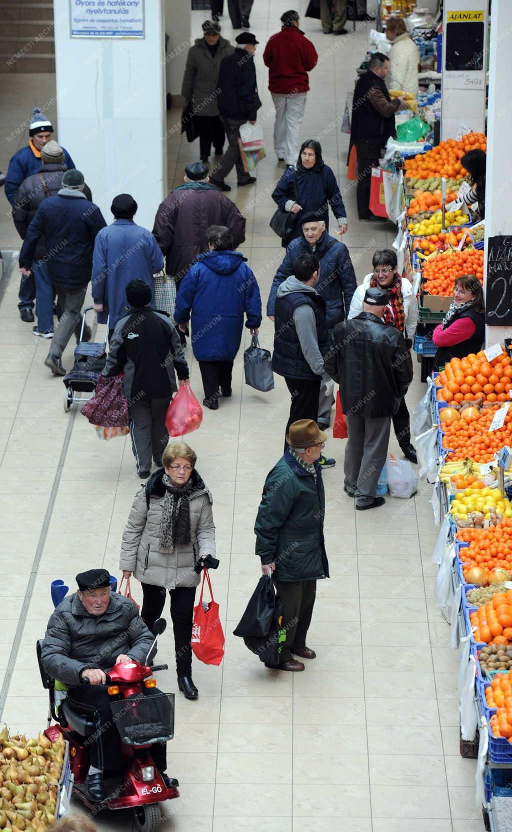 Kereskedelem - Debrecen - Vásárlók a debreceni Piaccsarnokban