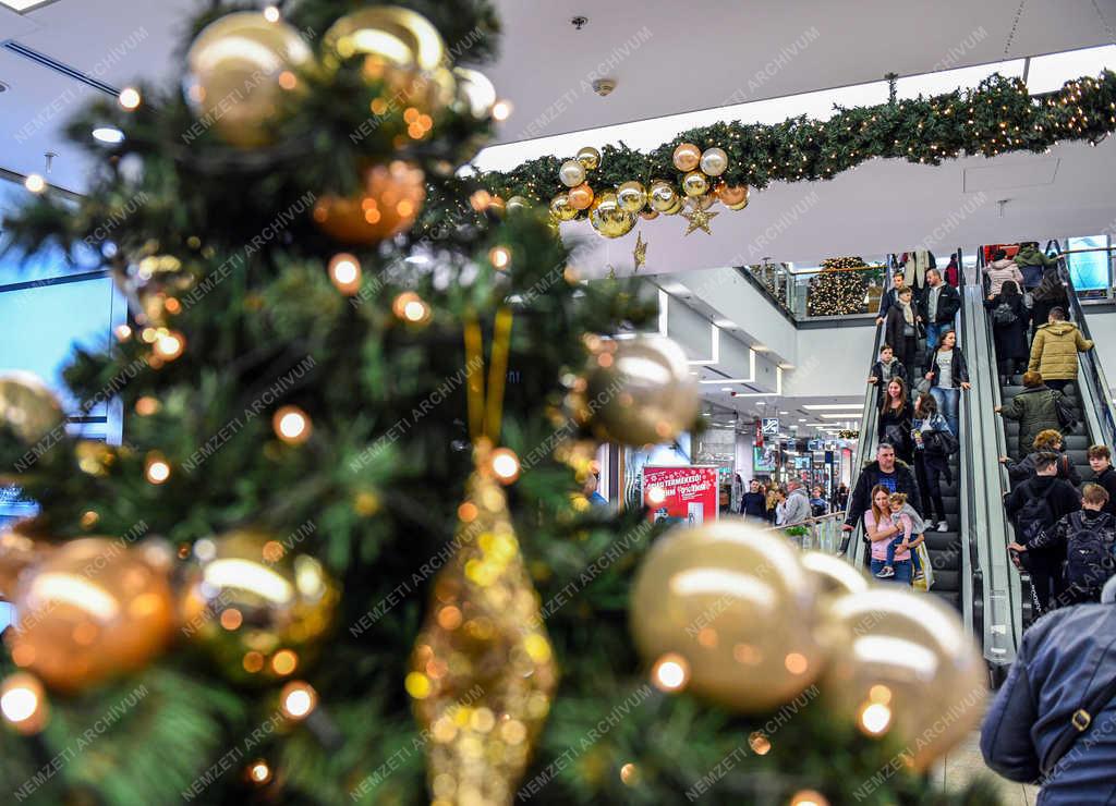 Kereskedelem - Debrecen - Karácsonyi vásár a  Fórum bevásárlóközpontban