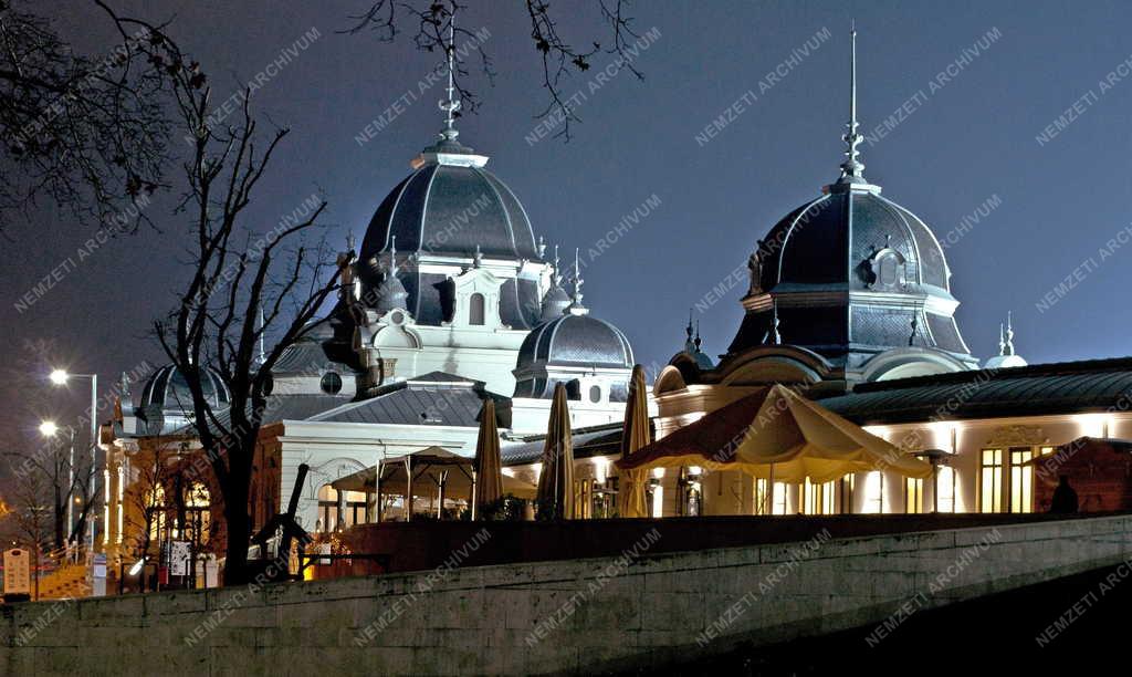 Épület - Budapest - A Műjégpálya épülete esti kivilágításban