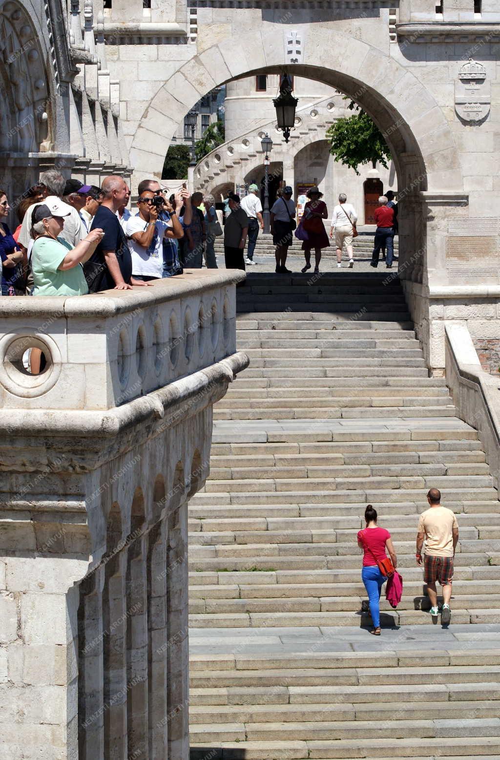 Idegenforgalom - Budapest - Turisták a Halászbástyán