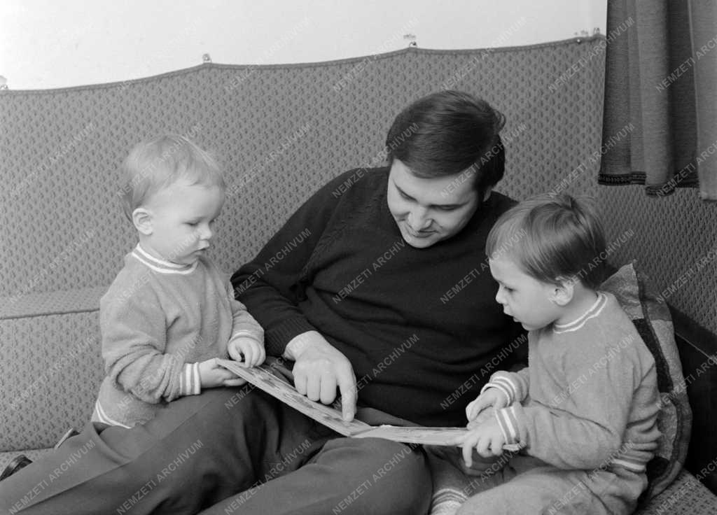 Társadalom - Család - Alföldi Lajos közgazdász gyermekeivel