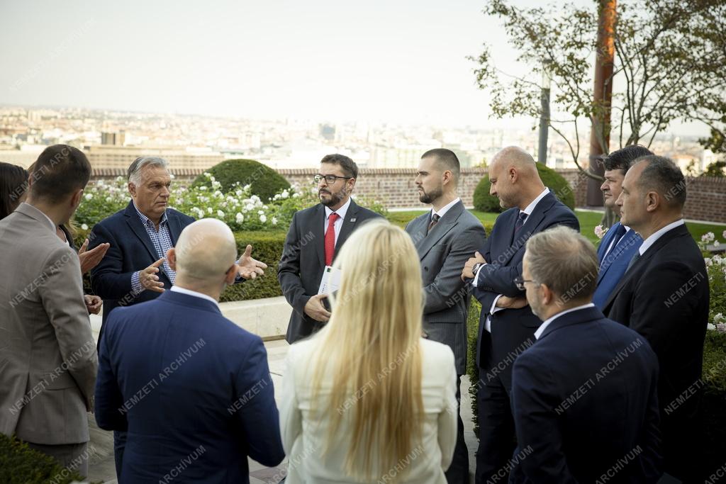 Orbán Viktor közép-európai jogászprofesszorokkal tárgyalt