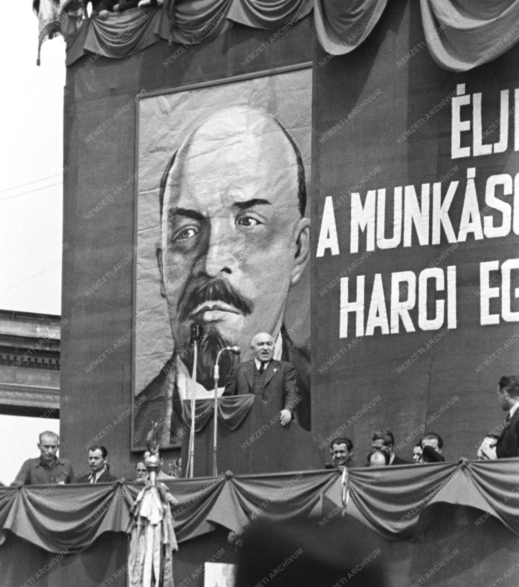 Ünnep - Az első szabad Május 1.