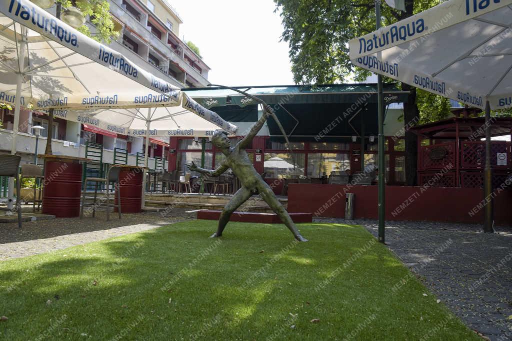 Városkép - Budapest - Szobor a Hotel Benczúr előterében