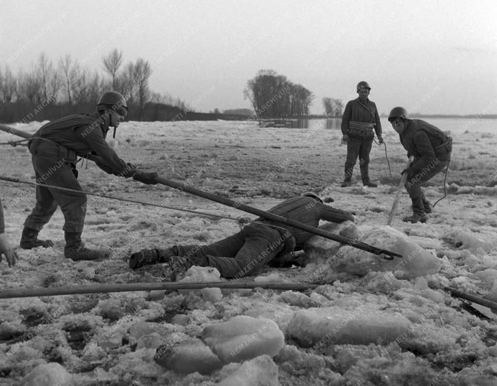 Árvízvédelem - A Duna jegét robbantják a honvédség alakulatai
